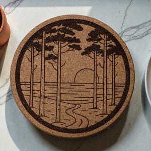 Engraving - Round engraved cork trivet - 19 cm - Made in the Landes region
