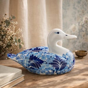 Pato cardenal vintage de porcelana fina, pintado a mano en blanco y azul con delicado estampado floral, flores azules, decoración bohemia chic cottagecore.