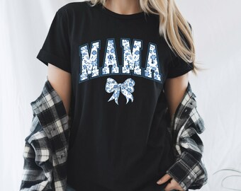 Koszula Comfort Colors® Mama, Koszula Blue Ribbon, Prezent na Dzień Matki, Pomysły na prezent dla mamy, Słodka koszula dla mamy, Koszula z kokardą, Koszula Chinoiserie Savikels