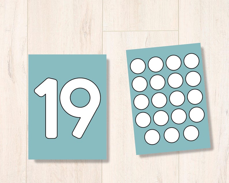 Puede incluir: Una tarjeta azul con el n&uacute;mero 19 impreso en blanco. Una segunda tarjeta azul tiene 25 c&iacute;rculos blancos dispuestos en una cuadr&iacute;cula de 5x5.