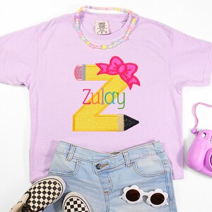カスタムネームシャツ、新学期シャツ、女の子の新学期シャツ、女の子の新学期シャツ、刺繍、刺繍シャツ、イニシャル