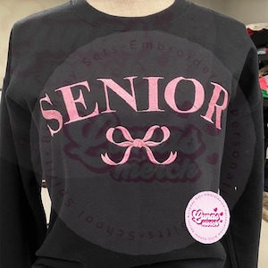 senior coquette strik ronde hals, senior coquette ronde hals, senior coquette, senior coquette hoodie, senior coquette geborduurde ronde hals. senior.