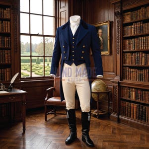 Op de afbeelding: Een marineblauwe pandjesjas met een donkere fluwelen kraag en gouden knopen, gedragen over een bijpassend marineblauw vest met gouden knopen, een witte cravat, crèmekleurige broek en zwarte kniehoge leren laarzen met zilveren kwastjes.