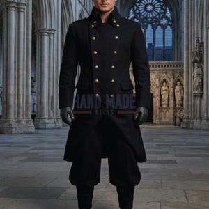 Op de afbeelding: Een zwarte wollen jas met gouden knopen en een hoge kraag. De jas heeft een dubbelborstig ontwerp en twee voorzakken. De tekst "HAND MADE KILTS" is op de jas gedrukt.