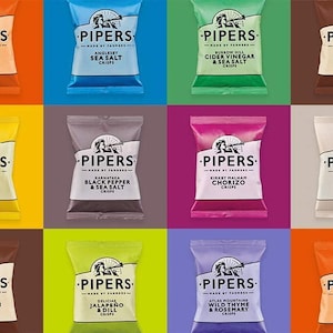 Può includere: Una griglia di sacchetti di patatine Pipers, ognuno con un gusto diverso. I gusti includono Wild Thyme & Rosemary, Tomato, Sea Salt, Cider Vinegar & Sea Salt, Longhorn Beef e Cheddar & Onion. I sacchetti sono disposti su uno sfondo vivace.