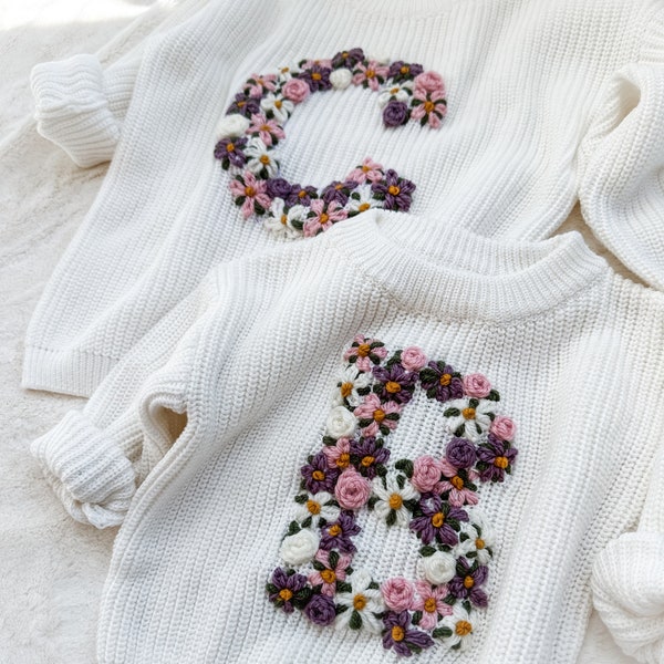 Der kleine Blumen-Initialen-Pullover – handbestickter Baby-Mädchen-Pullover