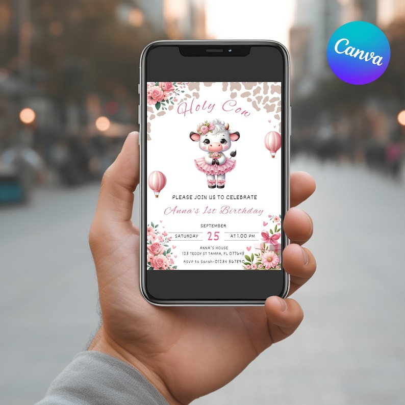Peut inclure: Une invitation d'anniversaire rose et blanche avec une vache de dessin anim&eacute; portant un tutu rose et tenant une fleur rose. L'invitation indique "Holy Cow" et "Anna's 1st Birthday". La date est le 25 septembre &agrave; 13h00. Le lieu est Anna's House, 123 Teddy St Tampa, FL 077645. RSVP &agrave; Sarah-01234567890.