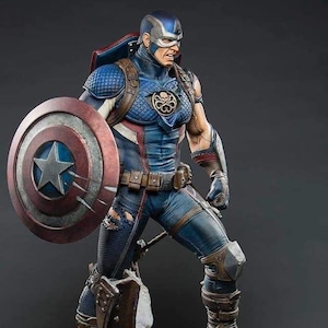 Può includere: Una statua da collezione dettagliata e dipinta a mano di Capitan America. La statua è in posa in una posizione dinamica, tenendo il suo scudo nella mano sinistra. Indossa un costume blu, rosso e bianco con un simbolo Hydra sul petto. La statua è posta su una base rocciosa con un simbolo Hydra sulla base.