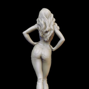 Puede incluir: Una figura blanca de una mujer con jeans y una camisa, de pie sobre una base con una cámara, una pelota y una bolsa.