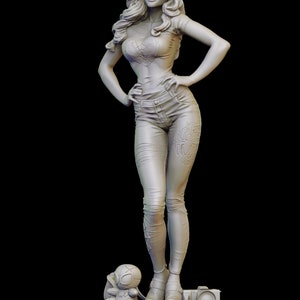 Peut inclure: Une figurine blanche d'une femme aux cheveux longs, portant un d&eacute;bardeur et un jean. Elle est debout, les mains sur les hanches. Une petite figurine d'un Spider-Man se trouve devant elle, et un appareil photo est au sol. Les figurines sont sur une base blanche.