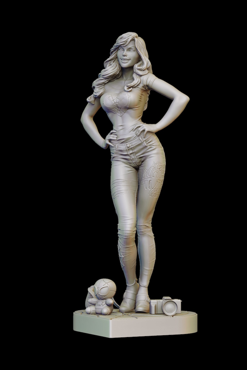 Peut inclure: Une figurine blanche d'une femme aux cheveux longs, portant un d&eacute;bardeur et un jean. Elle est debout, les mains sur les hanches. Une petite figurine d'un Spider-Man se trouve devant elle, et un appareil photo est au sol. Les figurines sont sur une base blanche.