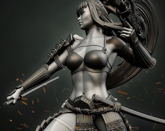 Può includere: Una statuetta argentata di una guerriera femminile che indossa un'armatura da samurai e tiene una spada e una pistola. La statuetta è in posa dinamica, con i capelli della guerriera che le fluiscono dietro. Lo sfondo è grigio scuro.