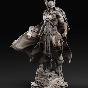 Op de afbeelding: Een gedetailleerd beeld van Thor, de Noorse god van de donder, in een dynamische pose. De figuur is gekleed in sierlijk harnas, met Mjolnir, zijn iconische hamer. Het beeld is overwegend grijs met ingewikkelde details, staand op een decoratieve basis.