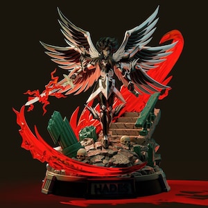 Può includere: Una statua nera e argentata di Ade, il dio greco degli Inferi, con grandi ali nere e una spada rossa. La statua è in piedi su una base rocciosa con teschi e una base rossa incandescente.
