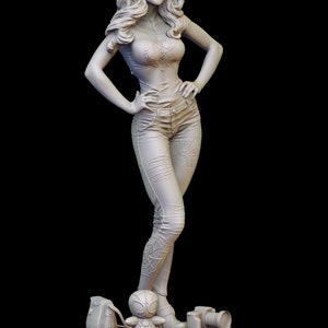 Peut inclure: Une figurine blanche d'une femme aux cheveux longs, portant un t-shirt et un jean. Elle est debout, les mains sur les hanches. Elle tient un appareil photo et une petite figurine d'un homme-araign&eacute;e. La figurine est sur un socle avec une surface textur&eacute;e.
