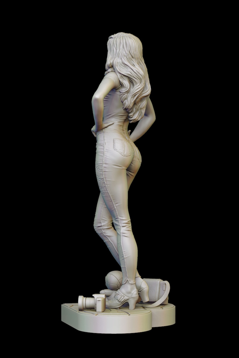 Peut inclure: Une figurine blanche d'une femme portant un jean et une chemise, debout sur une plateforme avec un appareil photo et un sac. La femme est de dos et a les cheveux longs.