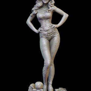 Peut inclure: Une figurine grise d'une femme aux cheveux longs portant une chemise et un jean. Elle se tient sur une base avec une petite figurine grise d'un Spider-Man et un appareil photo.