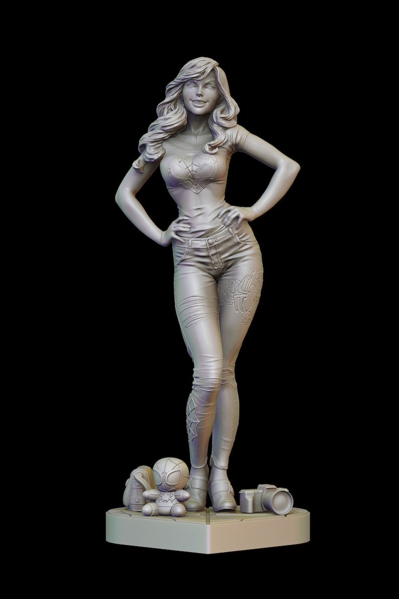 Peut inclure: Une figurine grise d'une femme aux cheveux longs portant une chemise et un jean. Elle se tient sur une base avec une petite figurine grise d'un Spider-Man et un appareil photo.