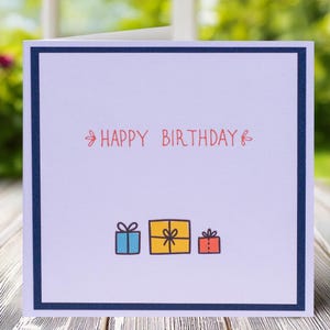 Carte d'anniversaire avec des cadeaux dans des tons vifs. Un dessin numérique.  135 mm x 135 mm