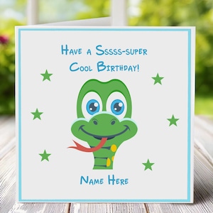 Carte d'anniversaire d'enfant personnalisée avec serpent avec le texte « Passez un anniversaire super cool » dans de jolis tons vibrants.