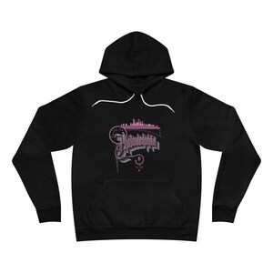 Puede incluir: Sudadera con capucha negra con un gráfico rosa y gris del horizonte de Filadelfia y la palabra "Filadelfia" en una fuente estilizada.
