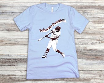 Chemise des Phillies de Philadelphie || Kyle Schwarber || Schwarbomb - T-shirt unisexe à manches courtes en jersey