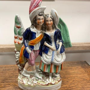 Figura de porcelana vintage de Staffordshire, década de 1850, con parte trasera plana, hombre, cesta, mujer, Inglaterra, victoriana, siglo XIX, coleccionable.