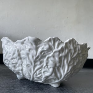 Può includere: Un set di tre tazze in ceramica con finitura opaca e macchiettata. Le tazze sono nei toni del crema, grigio chiaro e grigio scuro. Ogni tazza ha un design semplice e moderno e un manico arrotondato. Per caffè o tè.