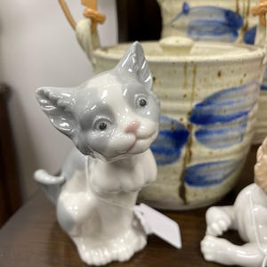 Statuina di gatto in porcellana Lladro 5113, &quot;Feed Me&quot; Graziosa statuina di gatto, realizzata in Spagna