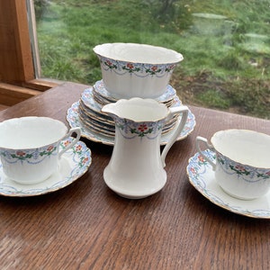 Ein Victoria-Teile-Teeservice aus der Tschechoslowakei (Czechoslovakia).