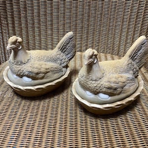 Vintage eierhouder voor kip op nest