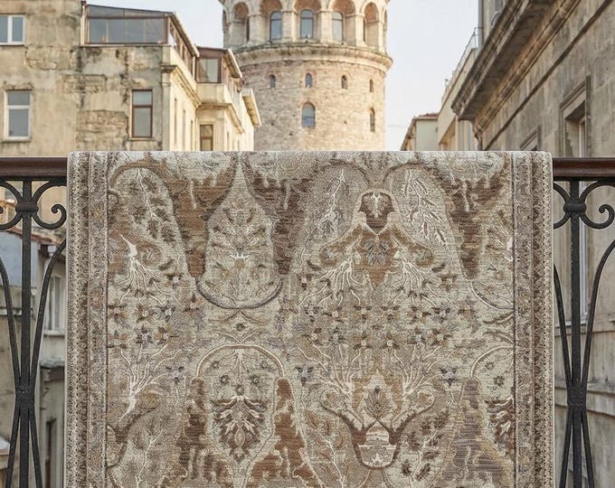 Patterned Turkish-style rug with a vintage look – Vintage rug in shades of brown. Sultan Suleiman palace pattern.