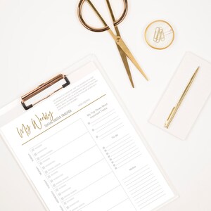 Op de afbeelding: Een witte printbare planner met de titel "My Weekly Social Media Tracker" en een sectie voor "My Top Three Most Important Tasks".