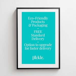 K&ouml;nnte beinhalten: Ein t&uuml;rkisfarbener Poster mit wei&szlig;em Text, der "Eco-Friendly Products & Packaging - FREE Standard Delivery - Option to upgrade for faster delivery" und das Logo "print pickle." lautet.