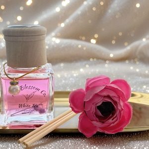 Essential Oil Reed Diffuser: Vegan Aromatherapy with Flower Reed