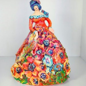 Nuovo! Scultura in cartapesta realizzata a mano, dama con abito ampio, decorazioni in rilievo, farfalle fiori, tinte sgargianti.