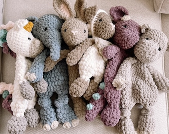 Progetta il tuo Snuggler, Lovey personalizzato, peluche personalizzato, peluche, Snuggler all'uncinetto
