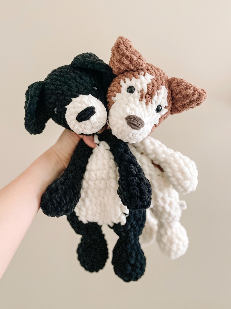 Pu&ograve; includere: Due giocattoli di peluche a forma di cane realizzati a uncinetto. Uno &egrave; bianco e nero, l'altro &egrave; marrone e bianco.