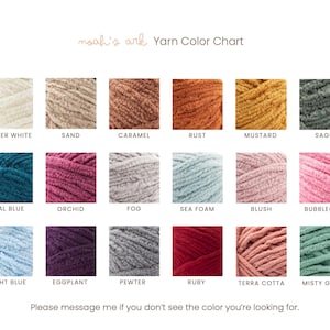 Pu&ograve; includere: Tabella colori filati con 18 colori diversi. I colori sono: Bianco invernale, Sabbia, Caramello, Ruggine, Senape, Salvia, Blu Teal, Orchidea, Nebbia, Schiuma di mare, Arrossamento, Bubblegum, Azzurro, Melanzana, Stagno, Rubino, Terracotta e Verde nebbioso.