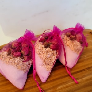 Treat a loved one to the luxury of a fragrant rose-infused bath with our exquisite Rose Bath Sachet Bundle