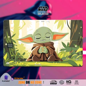 Peut inclure: Un tapis de jeu rectangulaire avec une image de dessin animé de Grogu de Star Wars, les yeux fermés et les mains jointes. L'arrière-plan montre une scène de forêt. Le logo Star Wars Unlimited est en haut. Le texte "ZONE OR NO ZONE!" est en bas.