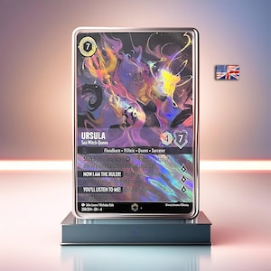 Peut inclure: Une carte de jeu de cartes à collectionner représentant Ursula, la méchante reine des mers de La Petite Sirène de Disney. La carte est holographique et présente un fond violet et bleu avec une représentation d'Ursula. Le texte de la carte se lit comme suit : "Shift 5 (Vous pouvez payer 50 pour jouer cette carte sur l'un de vos personnages nommé Ursula.) NOW I AM THE RULER ! Chaque fois que ce personnage entreprend une quête, épuisez le personnage choisi. YOU'LL LISTEN TO ME ! Les autres personnages ne peuvent pas s'épuiser pour chanter des chansons."