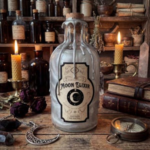 Puede incluir: Una botella de vidrio transparente con l&iacute;quido plateado y tap&oacute;n de corcho. La etiqueta dice "Moon Elixir" con un dise&ntilde;o de media luna. La botella est&aacute; rodeada de velas, flores secas y libros antiguos, creando un tema de boticario m&iacute;stico.