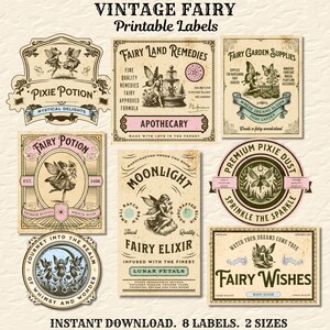 Könnte beinhalten: Acht Etiketten im Vintage-Stil zum Ausdrucken mit Feen, Blumen und fantasievollem Text. Die Etiketten sind in hellbrauner Farbe mit rosa und blauen Akzenten. Die Etiketten enthalten Text wie "Pixie Potion", "Fairy Land Remedies", "Fairy Garden Supplies", "Fairy Potion", "Moonlight", "Premium Pixie Dust", "Fairy Elixir" und "Fairy Wishes".