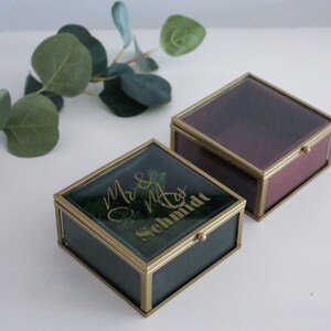 Ring box made of glass with velvet personalized with name | Wedding rings green red