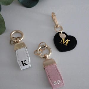 llavero personalizado en aspecto cuero dorado | Encanto del bolso | Iniciales | corazón | Regalo