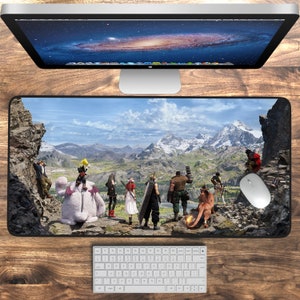 Puede incluir: Un tapete de ratón para juegos colorido que presenta un paisaje montañoso escénico con un grupo de personajes de un videojuego. Los personajes están de pie en un acantilado con vista a las montañas. El tapete de ratón es rectangular y tiene un borde negro.