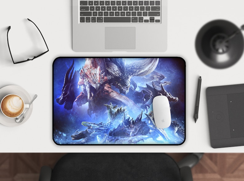 以下が含まれることがあります： 青と白のゲーム用マウスパッドで、ドラゴンと他の神話上の生き物のグラフィックが描かれています。マウスパッドは長方形で、表面は滑らかです。