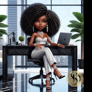 Può includere: Illustrazione digitale di una bambola nera seduta a una scrivania nera con un laptop. Indossa un top corto bianco, pantaloni argentati e tacchi alti. Lo sfondo mostra un ambiente ufficio moderno con piante e vista sulla città.