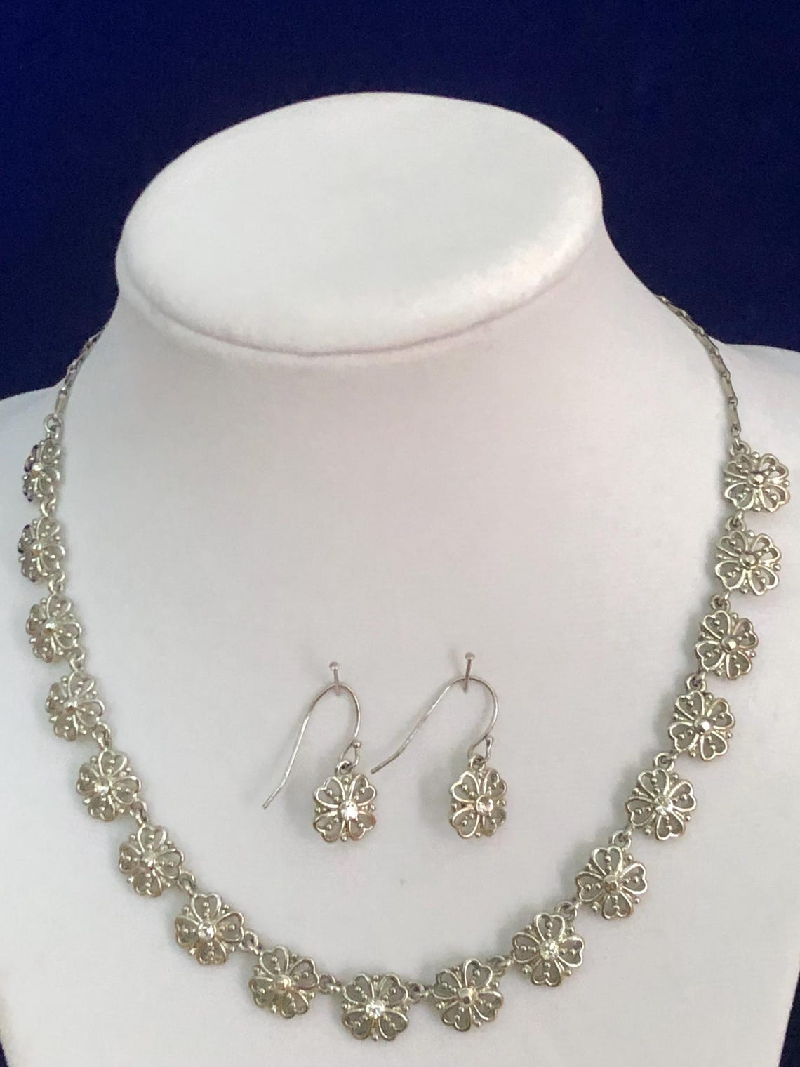 Collier Et Boucles D'oreilles Papillon Ton Argenté - Marque Sophia - Neuf Avec étiquettes